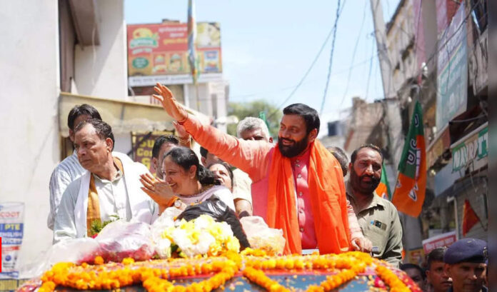 Haryana CM Holds Roadshow in Naraingarh With Wife, State BJP Chief