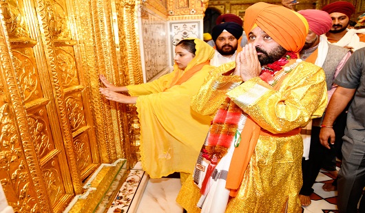 Punjab CM Pays Obeisance at Takhat Sri Huzoor Sahib, Nanded