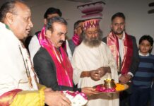 Himachal CM Offers Prayers With Sri Sri Ravi Shankar at Palampur Himachal CM Offers Prayers With Sri Sri Ravi Shankar at Palampur