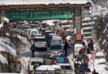 Tourists Trapped While Going to See Snowfall, Massive Traffic Jam from Kullu to Manali – See the Situation in Pictures Tourists Trapped While Going to See Snowfall, Massive Traffic Jam from Kullu to Manali – See the Situation in Pictures